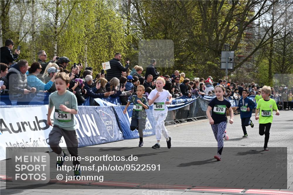12.04.2026 - 45. Internationalen Wilhelmsburger Insellauf J. Mangold http://msf.ph/oto/9522591 12.04.2026 14:34:16 Ziel 676, 294, 870, 39, 649, 552, 1014 meine-sportfotos.de