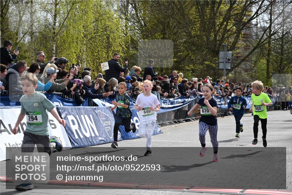 12.04.2026 - 45. Internationalen Wilhelmsburger Insellauf J. Mangold http://msf.ph/oto/9522593 12.04.2026 14:34:17 Ziel 676, 294, 870, 39, 649, 552, 1014 meine-sportfotos.de