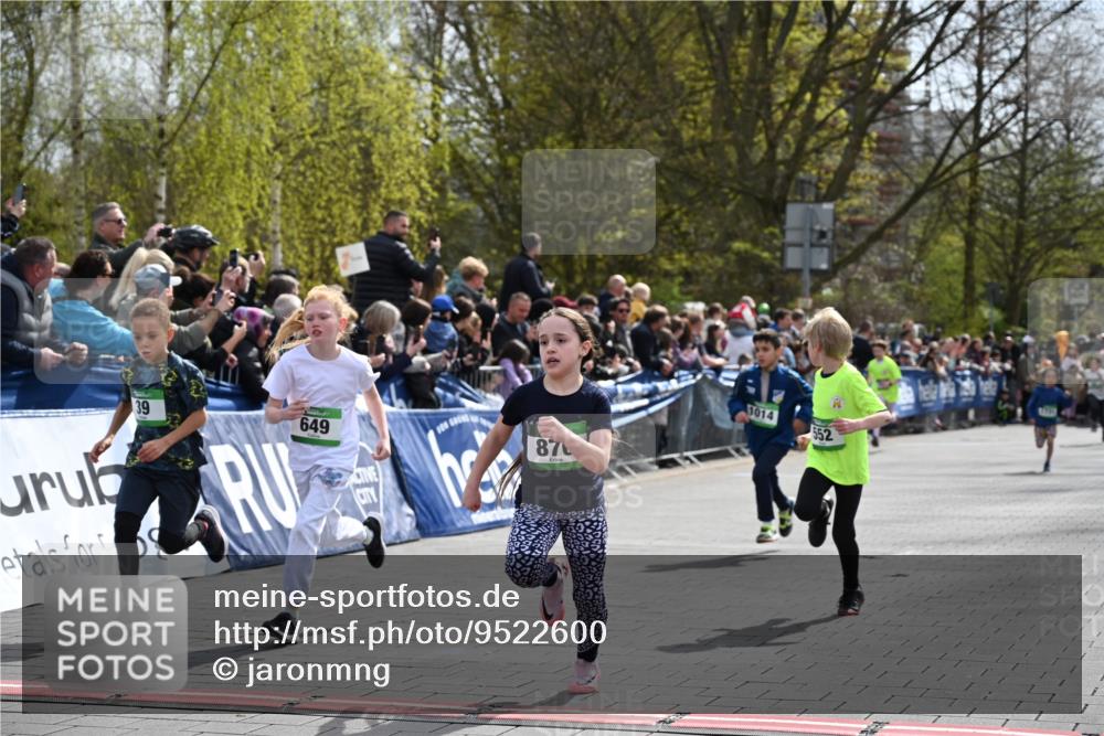 12.04.2026 - 45. Internationalen Wilhelmsburger Insellauf J. Mangold http://msf.ph/oto/9522600 12.04.2026 14:34:17 Ziel 676, 294, 870, 39, 649, 552, 1014 meine-sportfotos.de