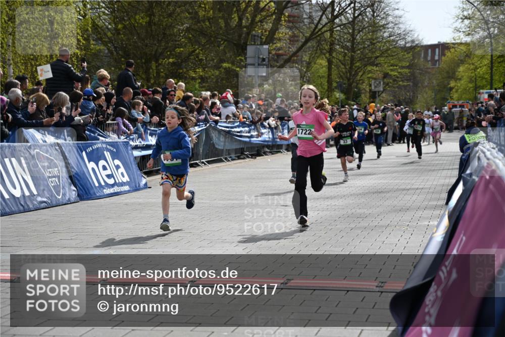 12.04.2026 - 45. Internationalen Wilhelmsburger Insellauf J. Mangold http://msf.ph/oto/9522617 12.04.2026 14:34:21 Ziel 870, 39, 649, 552, 1014, 1731, 1722, 32, 33 meine-sportfotos.de