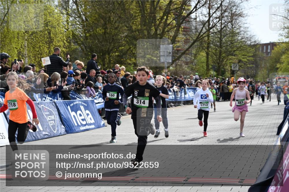 12.04.2026 - 45. Internationalen Wilhelmsburger Insellauf J. Mangold http://msf.ph/oto/9522659 12.04.2026 14:34:27 Ziel 32, 33, 104, 314, 1718, 160, 483, 839, 1713, 1723, 1730 meine-sportfotos.de