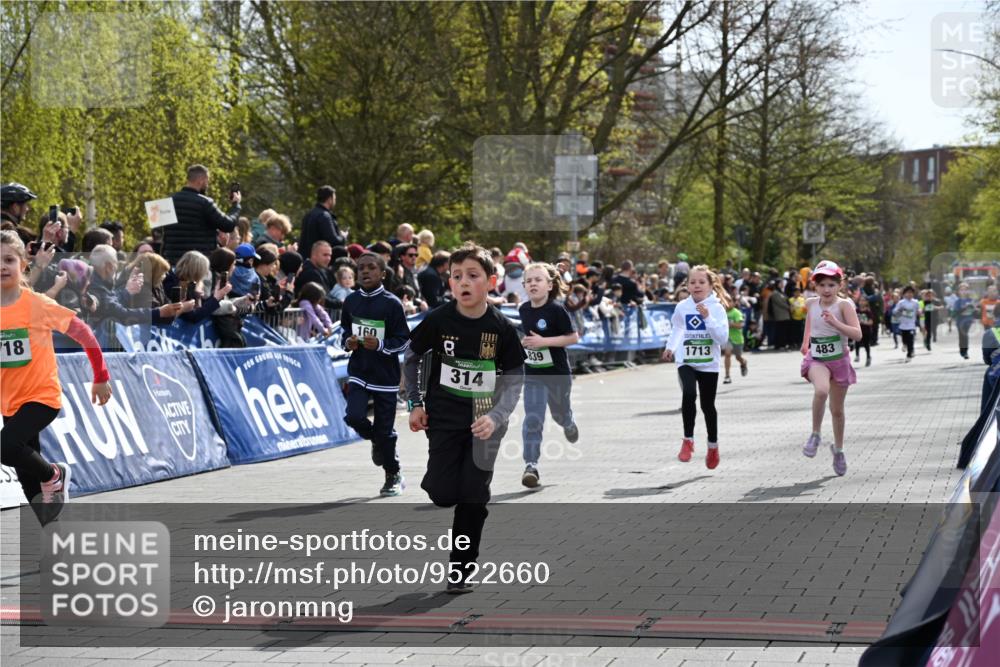 12.04.2026 - 45. Internationalen Wilhelmsburger Insellauf J. Mangold http://msf.ph/oto/9522660 12.04.2026 14:34:27 Ziel 32, 33, 104, 314, 1718, 160, 483, 839, 1713, 1723, 1730 meine-sportfotos.de
