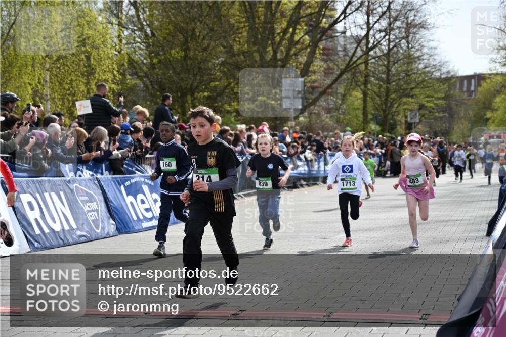 12.04.2026 - 45. Internationalen Wilhelmsburger Insellauf J. Mangold http://msf.ph/oto/9522662 12.04.2026 14:34:27 Ziel 32, 33, 104, 314, 1718, 160, 483, 839, 1713, 1723, 1730 meine-sportfotos.de