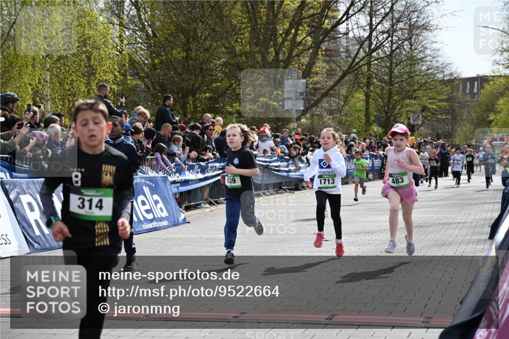 12.04.2026 - 45. Internationalen Wilhelmsburger Insellauf J. Mangold http://msf.ph/oto/9522664 12.04.2026 14:34:27 Ziel 32, 33, 104, 314, 1718, 160, 483, 839, 1713, 1723, 1730 meine-sportfotos.de