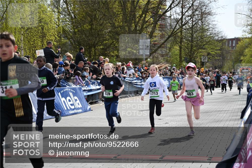 12.04.2026 - 45. Internationalen Wilhelmsburger Insellauf J. Mangold http://msf.ph/oto/9522666 12.04.2026 14:34:28 Ziel 32, 33, 104, 314, 1718, 160, 483, 839, 1713, 1723, 1730 meine-sportfotos.de