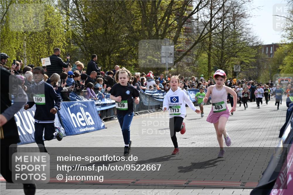 12.04.2026 - 45. Internationalen Wilhelmsburger Insellauf J. Mangold http://msf.ph/oto/9522667 12.04.2026 14:34:28 Ziel 32, 33, 104, 314, 1718, 160, 483, 839, 1713, 1723, 1730 meine-sportfotos.de