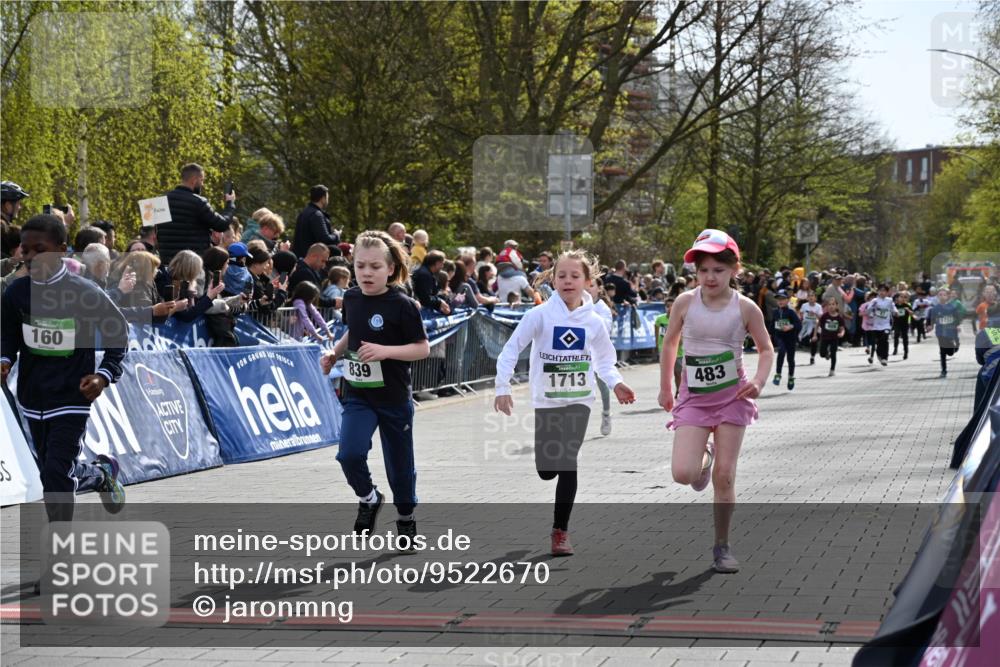 12.04.2026 - 45. Internationalen Wilhelmsburger Insellauf J. Mangold http://msf.ph/oto/9522670 12.04.2026 14:34:28 Ziel 32, 33, 104, 314, 1718, 160, 483, 839, 1713, 1723, 1730 meine-sportfotos.de