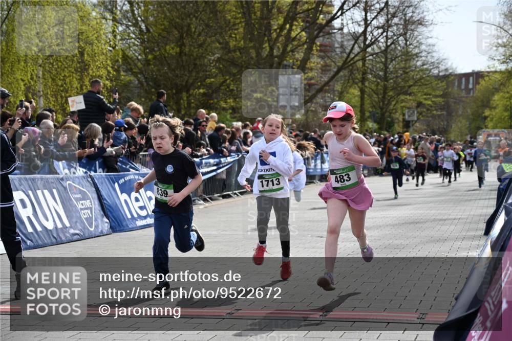 12.04.2026 - 45. Internationalen Wilhelmsburger Insellauf J. Mangold http://msf.ph/oto/9522672 12.04.2026 14:34:28 Ziel 32, 33, 104, 314, 1718, 160, 483, 839, 1713, 1723, 1730 meine-sportfotos.de