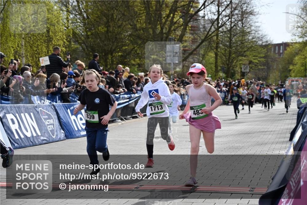 12.04.2026 - 45. Internationalen Wilhelmsburger Insellauf J. Mangold http://msf.ph/oto/9522673 12.04.2026 14:34:28 Ziel 32, 33, 104, 314, 1718, 160, 483, 839, 1713, 1723, 1730 meine-sportfotos.de