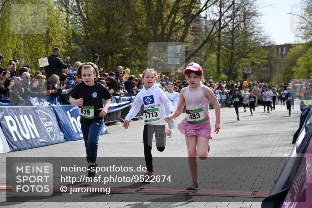 12.04.2026 - 45. Internationalen Wilhelmsburger Insellauf J. Mangold http://msf.ph/oto/9522674 12.04.2026 14:34:28 Ziel 32, 33, 104, 314, 1718, 160, 483, 839, 1713, 1723, 1730 meine-sportfotos.de