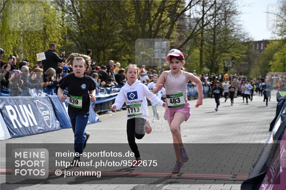 12.04.2026 - 45. Internationalen Wilhelmsburger Insellauf J. Mangold http://msf.ph/oto/9522675 12.04.2026 14:34:28 Ziel 32, 33, 104, 314, 1718, 160, 483, 839, 1713, 1723, 1730 meine-sportfotos.de