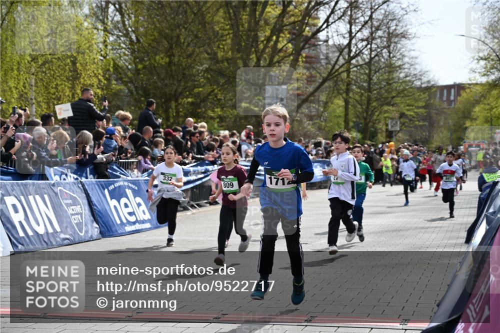 12.04.2026 - 45. Internationalen Wilhelmsburger Insellauf J. Mangold http://msf.ph/oto/9522717 12.04.2026 14:34:34 Ziel 1723, 1730, 115, 1026, 1712, 809, 27, 332, 305, 853, 28, 146, 841, 1076, 1711 meine-sportfotos.de