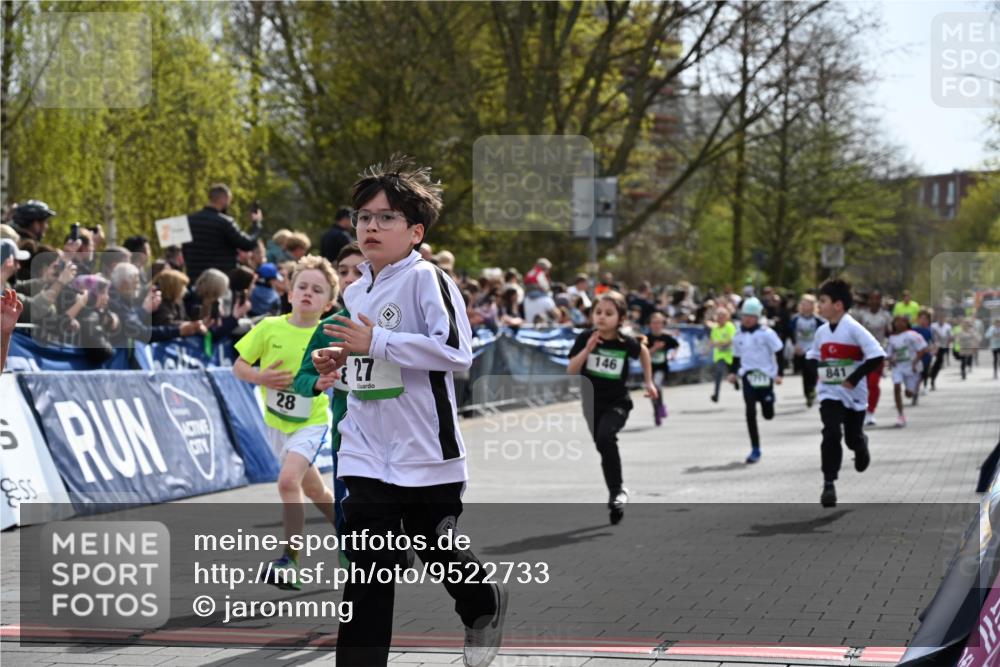 12.04.2026 - 45. Internationalen Wilhelmsburger Insellauf J. Mangold http://msf.ph/oto/9522733 12.04.2026 14:34:36 Ziel 115, 1026, 1712, 809, 27, 332, 305, 853, 28, 146, 841, 1076, 1711, 443 meine-sportfotos.de