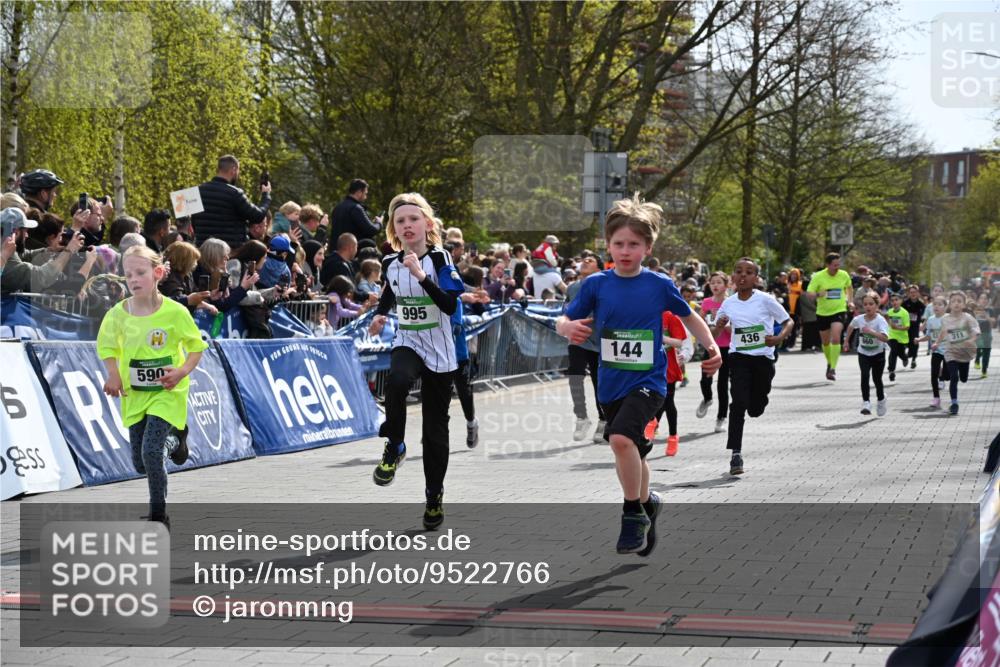 12.04.2026 - 45. Internationalen Wilhelmsburger Insellauf J. Mangold http://msf.ph/oto/9522766 12.04.2026 14:34:41 Ziel 146, 841, 1076, 1711, 443, 291, 144, 995, 590, 436, 110, 524, 660, 843, 815, 423, 16, 837, 311 meine-sportfotos.de