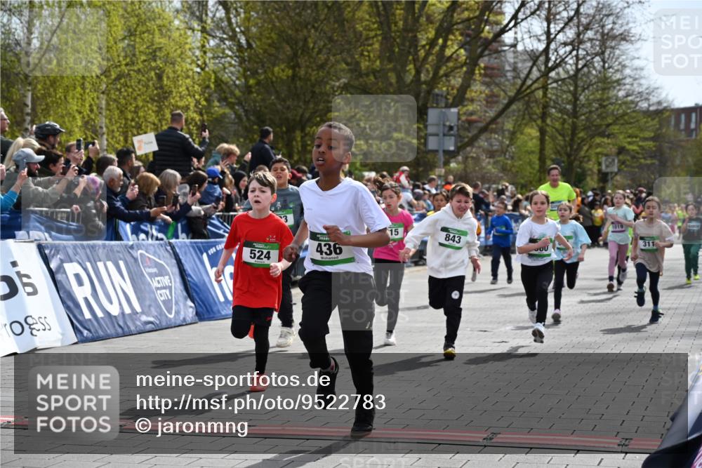 12.04.2026 - 45. Internationalen Wilhelmsburger Insellauf J. Mangold http://msf.ph/oto/9522783 12.04.2026 14:34:43 Ziel 443, 291, 144, 995, 590, 436, 110, 524, 660, 843, 815, 423, 16, 837, 311, 589, 808, 1720 meine-sportfotos.de