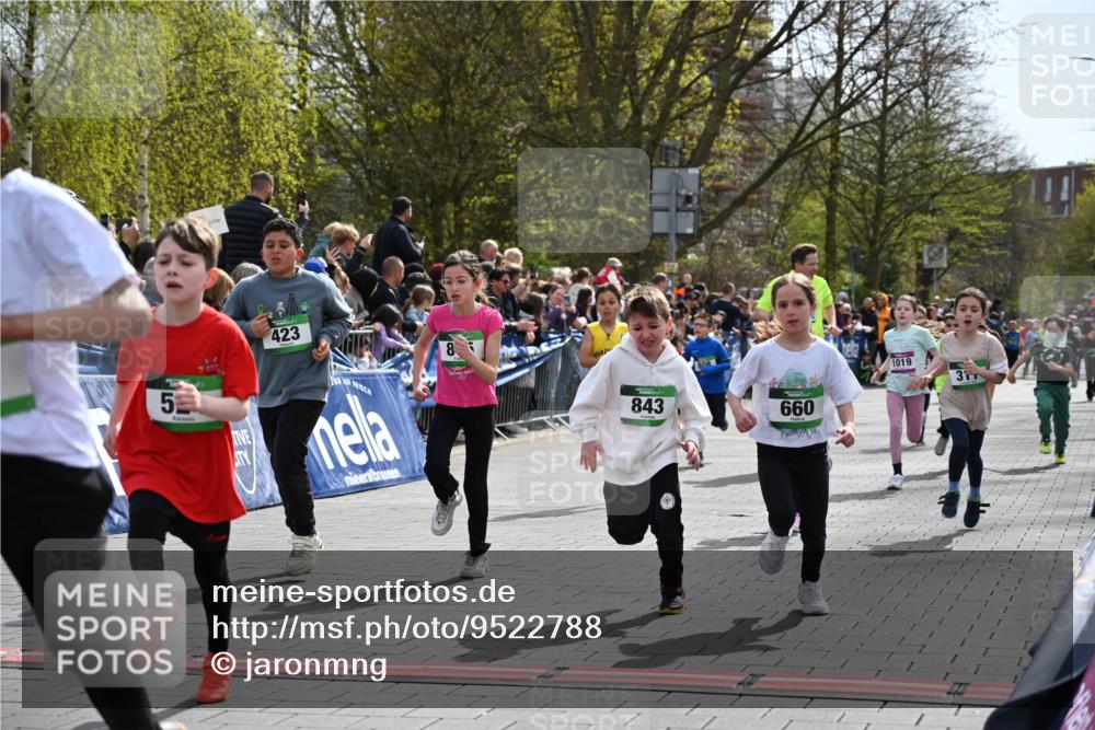 12.04.2026 - 45. Internationalen Wilhelmsburger Insellauf J. Mangold http://msf.ph/oto/9522788 12.04.2026 14:34:44 Ziel 443, 291, 144, 995, 590, 436, 110, 524, 660, 843, 815, 423, 16, 837, 311, 589, 808, 1720 meine-sportfotos.de