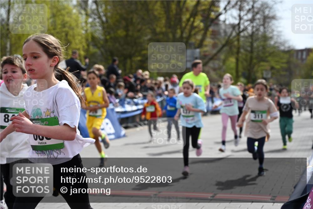12.04.2026 - 45. Internationalen Wilhelmsburger Insellauf J. Mangold http://msf.ph/oto/9522803 12.04.2026 14:34:45 Ziel 291, 144, 995, 590, 436, 110, 524, 660, 843, 815, 423, 16, 837, 311, 589, 808, 1720 meine-sportfotos.de