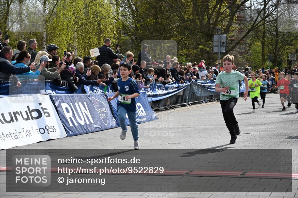 12.04.2026 - 45. Internationalen Wilhelmsburger Insellauf J. Mangold http://msf.ph/oto/9522829 12.04.2026 14:34:51 Ziel 589, 808, 1720, 538, 40, 303, 993, 519, 999, 622, 471, 356, 47 meine-sportfotos.de