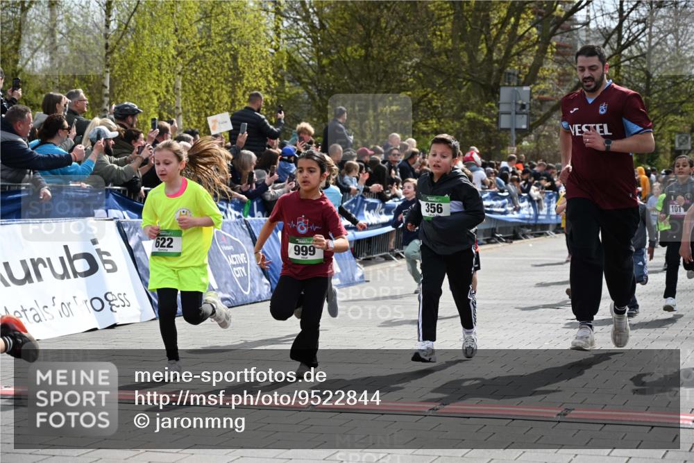12.04.2026 - 45. Internationalen Wilhelmsburger Insellauf J. Mangold http://msf.ph/oto/9522844 12.04.2026 14:34:55 Ziel 40, 303, 993, 519, 999, 622, 471, 356, 47, 1021, 485, 489, 1016, 122, 476, 472, 575, 287, 326 meine-sportfotos.de