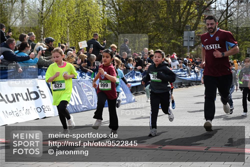 12.04.2026 - 45. Internationalen Wilhelmsburger Insellauf J. Mangold http://msf.ph/oto/9522845 12.04.2026 14:34:55 Ziel 40, 303, 993, 519, 999, 622, 471, 356, 47, 1021, 485, 489, 1016, 122, 476, 472, 575, 287, 326 meine-sportfotos.de