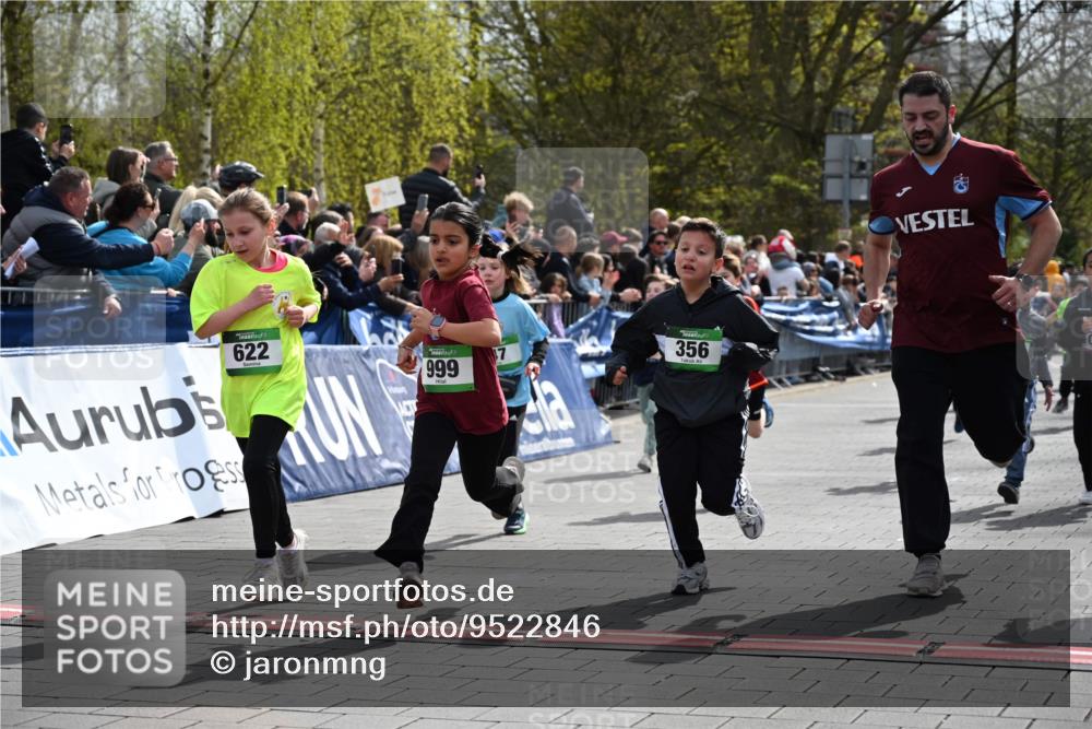 12.04.2026 - 45. Internationalen Wilhelmsburger Insellauf J. Mangold http://msf.ph/oto/9522846 12.04.2026 14:34:55 Ziel 40, 303, 993, 519, 999, 622, 471, 356, 47, 1021, 485, 489, 1016, 122, 476, 472, 575, 287, 326 meine-sportfotos.de