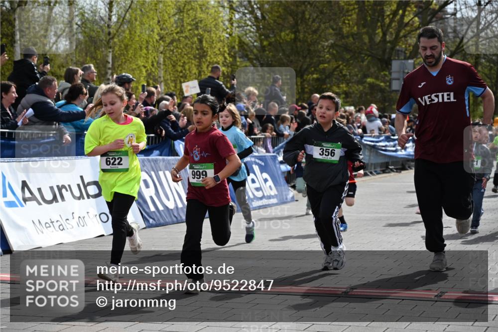 12.04.2026 - 45. Internationalen Wilhelmsburger Insellauf J. Mangold http://msf.ph/oto/9522847 12.04.2026 14:34:55 Ziel 40, 303, 993, 519, 999, 622, 471, 356, 47, 1021, 485, 489, 1016, 122, 476, 472, 575, 287, 326 meine-sportfotos.de