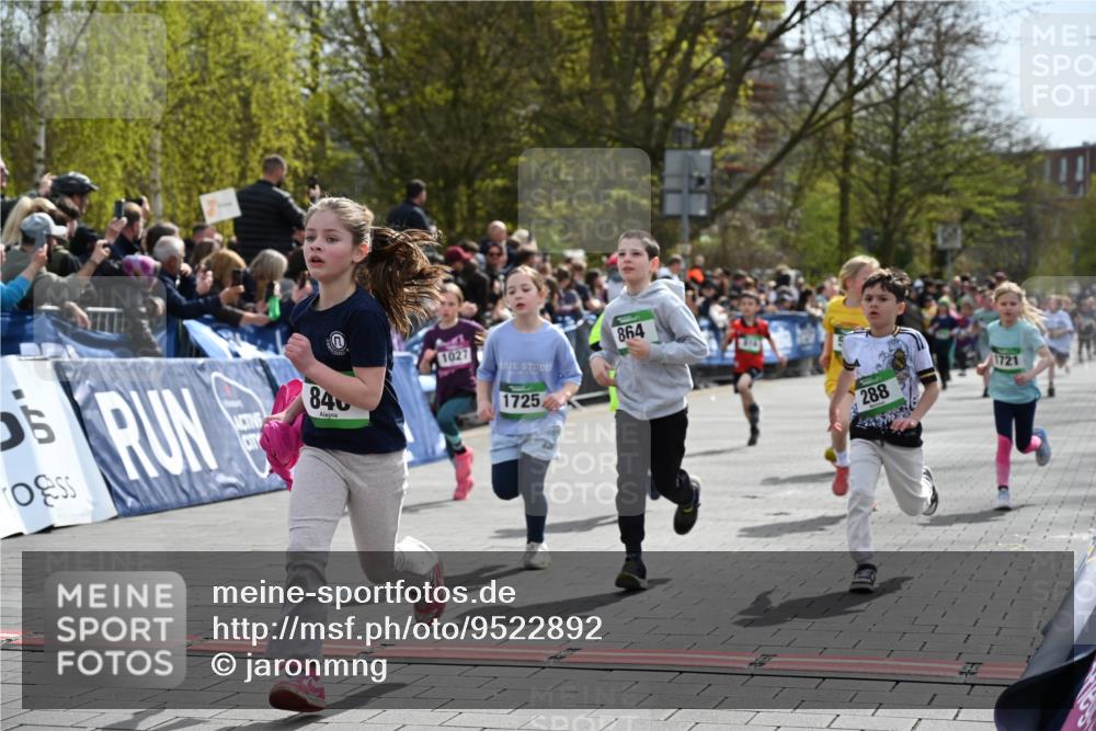 12.04.2026 - 45. Internationalen Wilhelmsburger Insellauf J. Mangold http://msf.ph/oto/9522892 12.04.2026 14:35:02 Ziel 575, 287, 326, 464, 1706, 346, 1726, 556, 840, 864, 288, 1725, 550, 527, 1721, 616, 816 meine-sportfotos.de