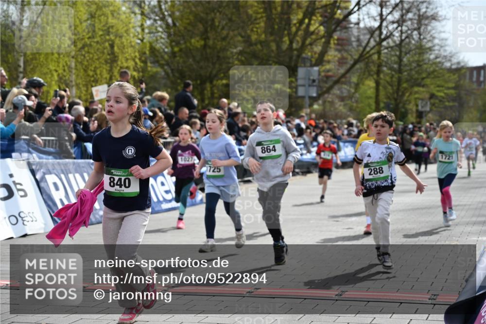 12.04.2026 - 45. Internationalen Wilhelmsburger Insellauf J. Mangold http://msf.ph/oto/9522894 12.04.2026 14:35:02 Ziel 575, 287, 326, 464, 1706, 346, 1726, 556, 840, 864, 288, 1725, 550, 527, 1721, 616, 816 meine-sportfotos.de