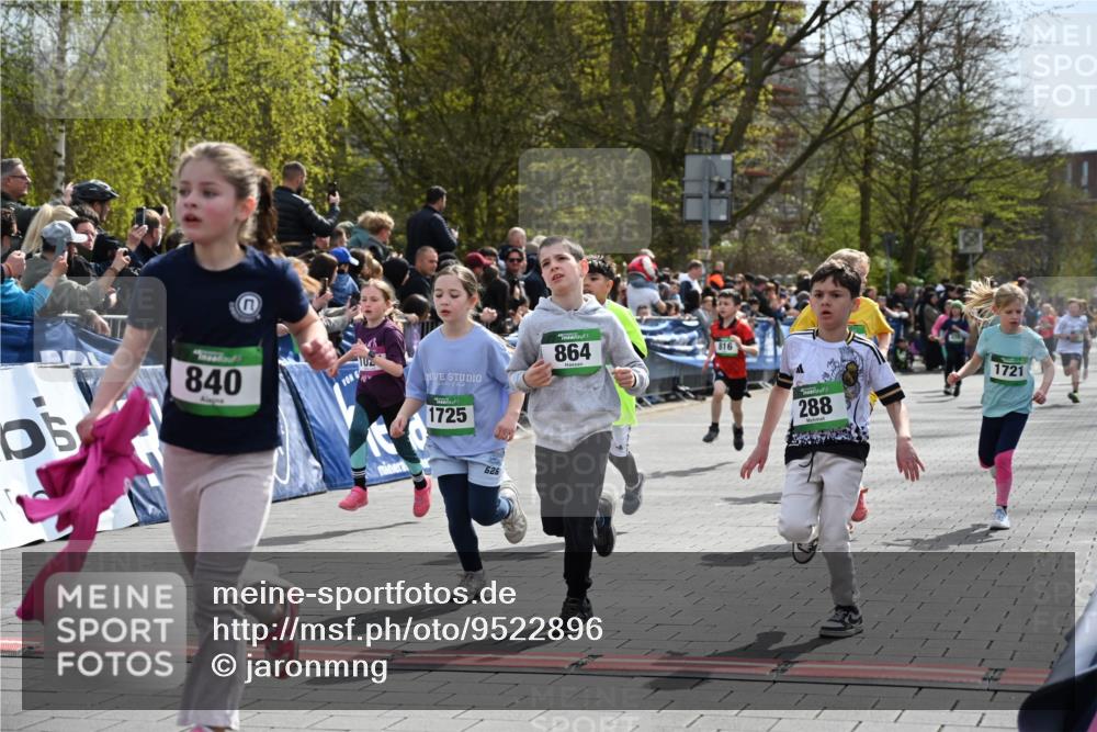 12.04.2026 - 45. Internationalen Wilhelmsburger Insellauf J. Mangold http://msf.ph/oto/9522896 12.04.2026 14:35:02 Ziel 575, 287, 326, 464, 1706, 346, 1726, 556, 840, 864, 288, 1725, 550, 527, 1721, 616, 816 meine-sportfotos.de