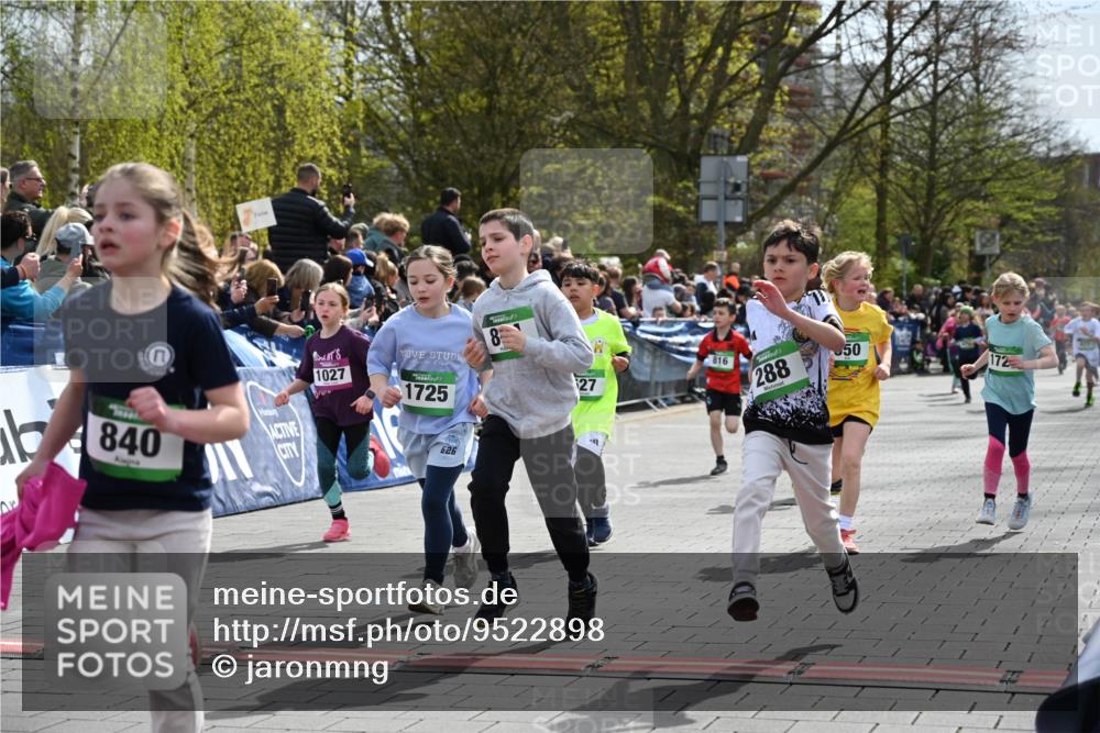 12.04.2026 - 45. Internationalen Wilhelmsburger Insellauf J. Mangold http://msf.ph/oto/9522898 12.04.2026 14:35:02 Ziel 575, 287, 326, 464, 1706, 346, 1726, 556, 840, 864, 288, 1725, 550, 527, 1721, 616, 816 meine-sportfotos.de