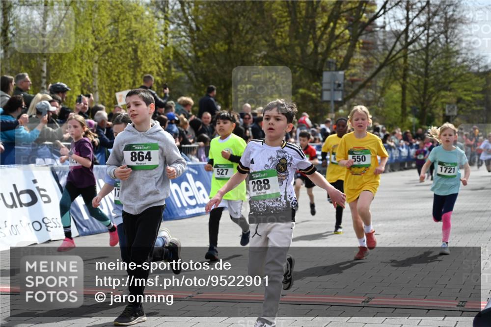 12.04.2026 - 45. Internationalen Wilhelmsburger Insellauf J. Mangold http://msf.ph/oto/9522901 12.04.2026 14:35:03 Ziel 287, 326, 464, 1706, 346, 1726, 556, 840, 864, 288, 1725, 550, 527, 1721, 616, 816, 677 meine-sportfotos.de