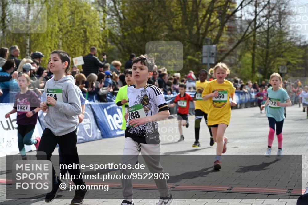 12.04.2026 - 45. Internationalen Wilhelmsburger Insellauf J. Mangold http://msf.ph/oto/9522903 12.04.2026 14:35:03 Ziel 287, 326, 464, 1706, 346, 1726, 556, 840, 864, 288, 1725, 550, 527, 1721, 616, 816, 677 meine-sportfotos.de
