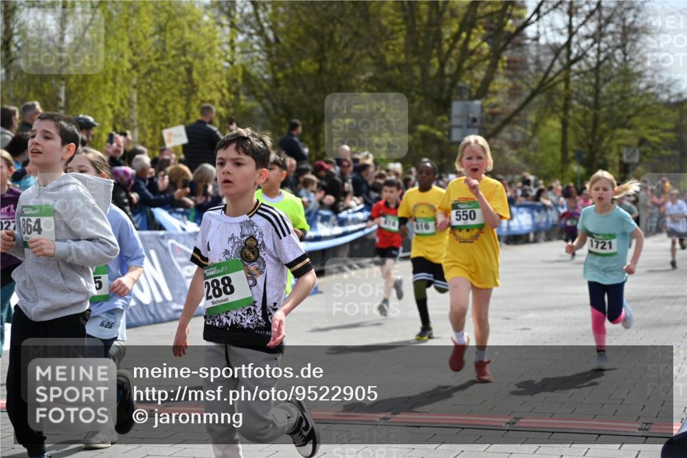 12.04.2026 - 45. Internationalen Wilhelmsburger Insellauf J. Mangold http://msf.ph/oto/9522905 12.04.2026 14:35:03 Ziel 287, 326, 464, 1706, 346, 1726, 556, 840, 864, 288, 1725, 550, 527, 1721, 616, 816, 677 meine-sportfotos.de