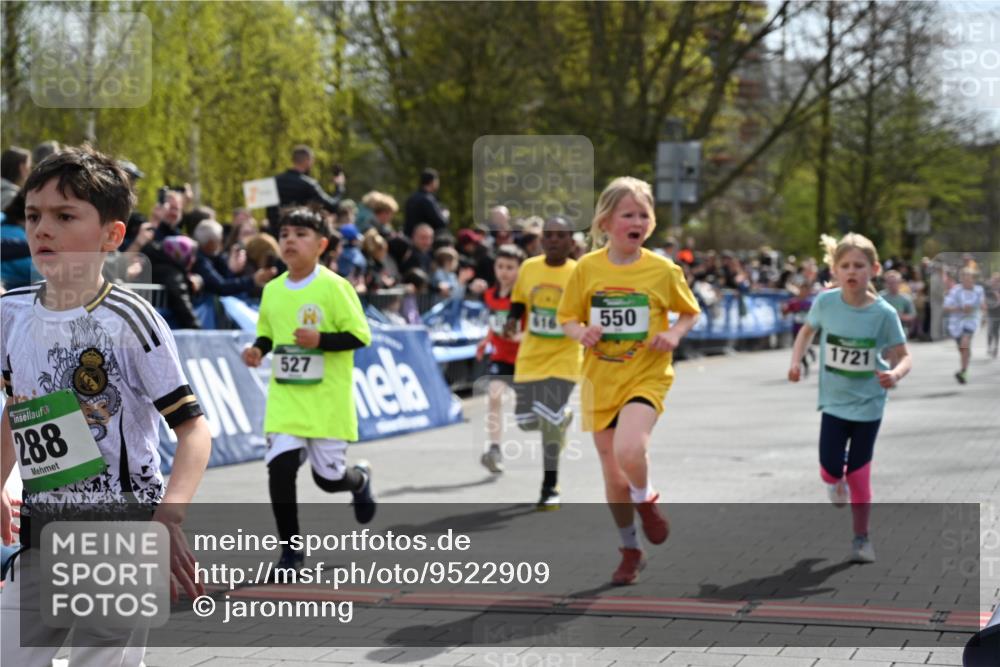 12.04.2026 - 45. Internationalen Wilhelmsburger Insellauf J. Mangold http://msf.ph/oto/9522909 12.04.2026 14:35:03 Ziel 287, 326, 464, 1706, 346, 1726, 556, 840, 864, 288, 1725, 550, 527, 1721, 616, 816, 677 meine-sportfotos.de