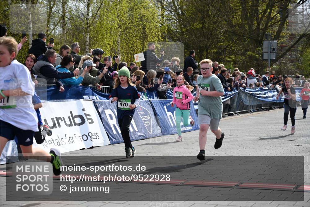 12.04.2026 - 45. Internationalen Wilhelmsburger Insellauf J. Mangold http://msf.ph/oto/9522928 12.04.2026 14:35:08 Ziel 1721, 616, 816, 677, 69, 470, 1750, 163, 166, 836, 869 meine-sportfotos.de