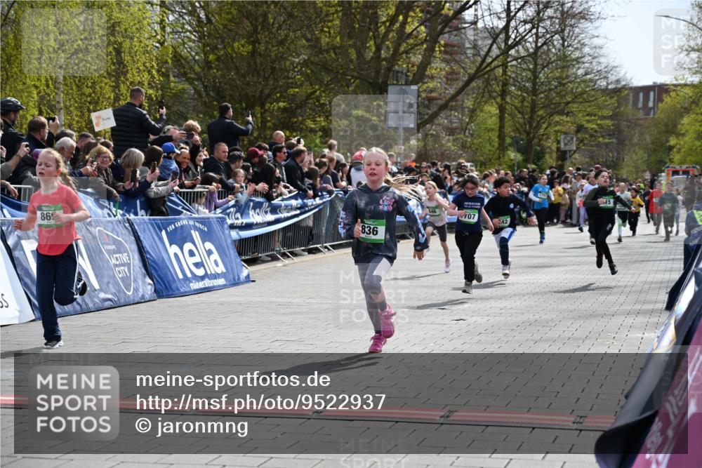 12.04.2026 - 45. Internationalen Wilhelmsburger Insellauf J. Mangold http://msf.ph/oto/9522937 12.04.2026 14:35:12 Ziel 69, 470, 1750, 163, 166, 836, 869, 415, 1707, 846, 842 meine-sportfotos.de