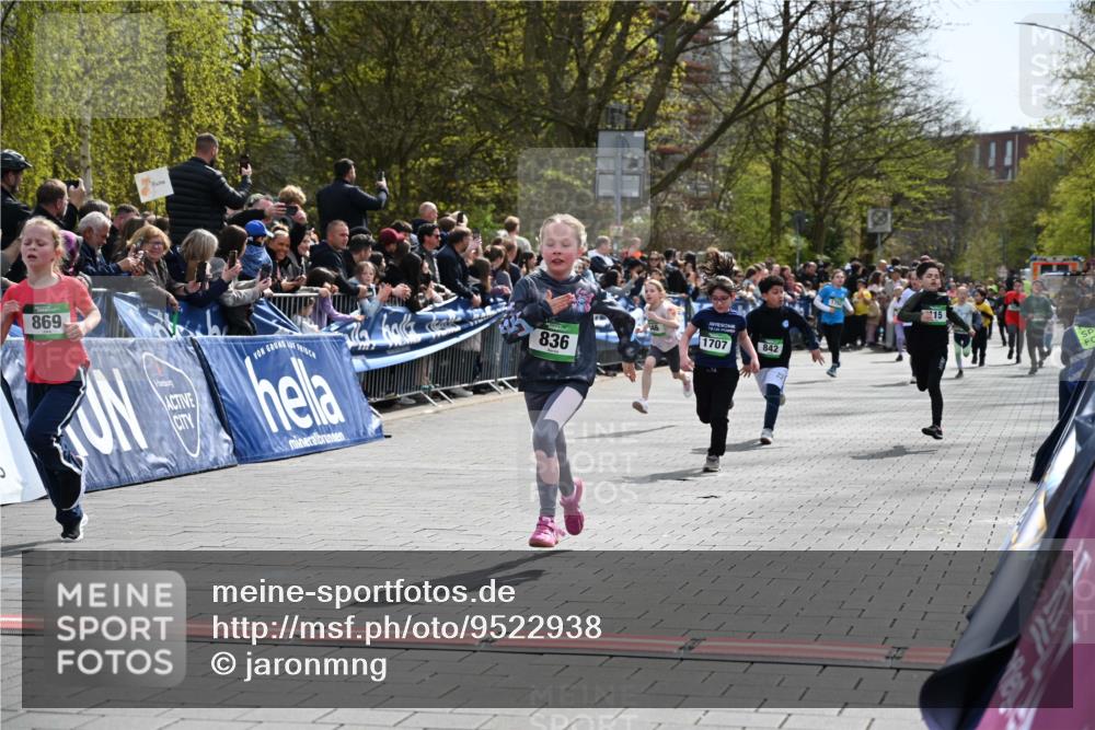 12.04.2026 - 45. Internationalen Wilhelmsburger Insellauf J. Mangold http://msf.ph/oto/9522938 12.04.2026 14:35:12 Ziel 69, 470, 1750, 163, 166, 836, 869, 415, 1707, 846, 842 meine-sportfotos.de