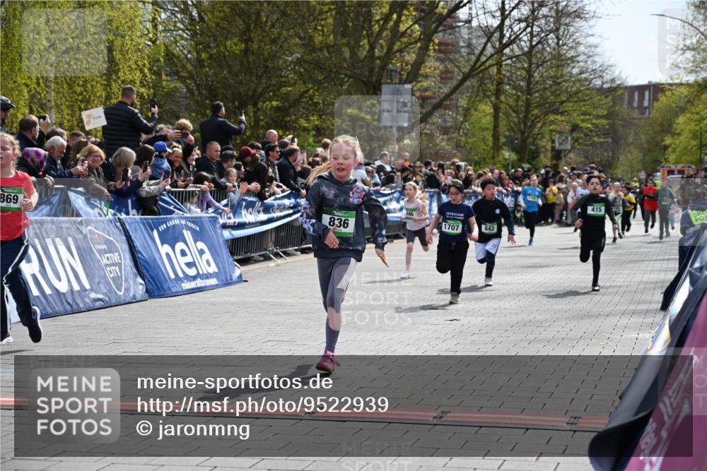 12.04.2026 - 45. Internationalen Wilhelmsburger Insellauf J. Mangold http://msf.ph/oto/9522939 12.04.2026 14:35:12 Ziel 69, 470, 1750, 163, 166, 836, 869, 415, 1707, 846, 842 meine-sportfotos.de
