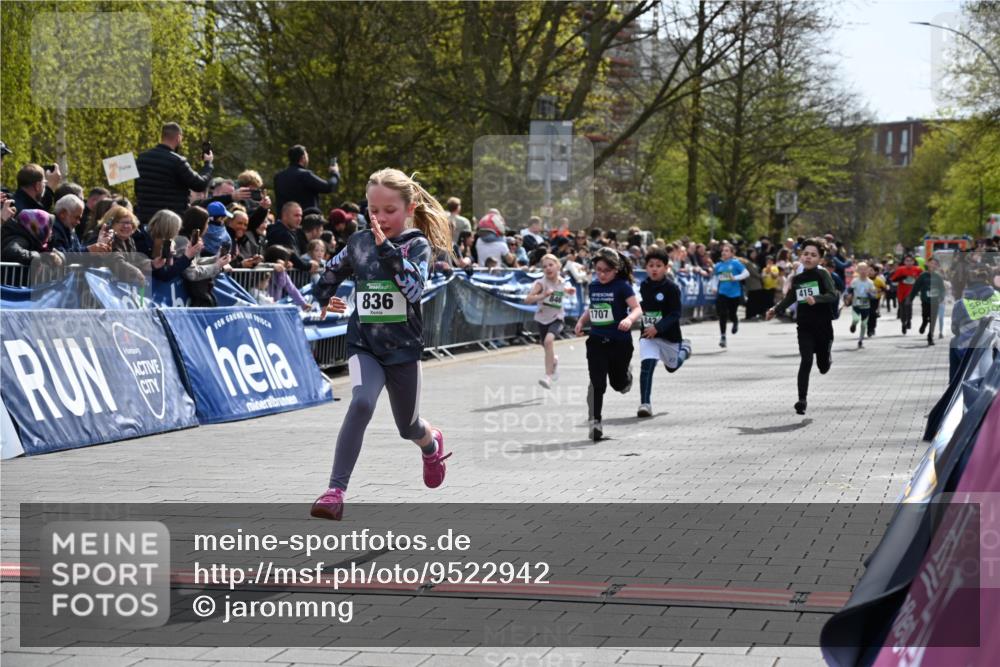 12.04.2026 - 45. Internationalen Wilhelmsburger Insellauf J. Mangold http://msf.ph/oto/9522942 12.04.2026 14:35:12 Ziel 69, 470, 1750, 163, 166, 836, 869, 415, 1707, 846, 842 meine-sportfotos.de
