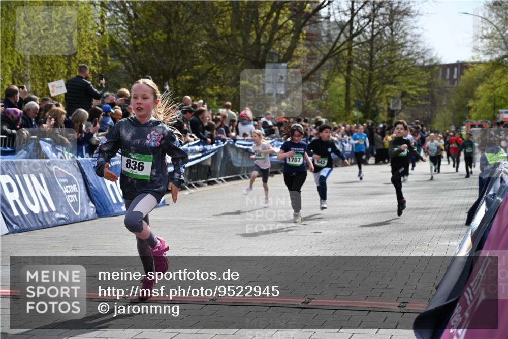 12.04.2026 - 45. Internationalen Wilhelmsburger Insellauf J. Mangold http://msf.ph/oto/9522945 12.04.2026 14:35:13 Ziel 163, 166, 836, 869, 415, 1707, 846, 842 meine-sportfotos.de