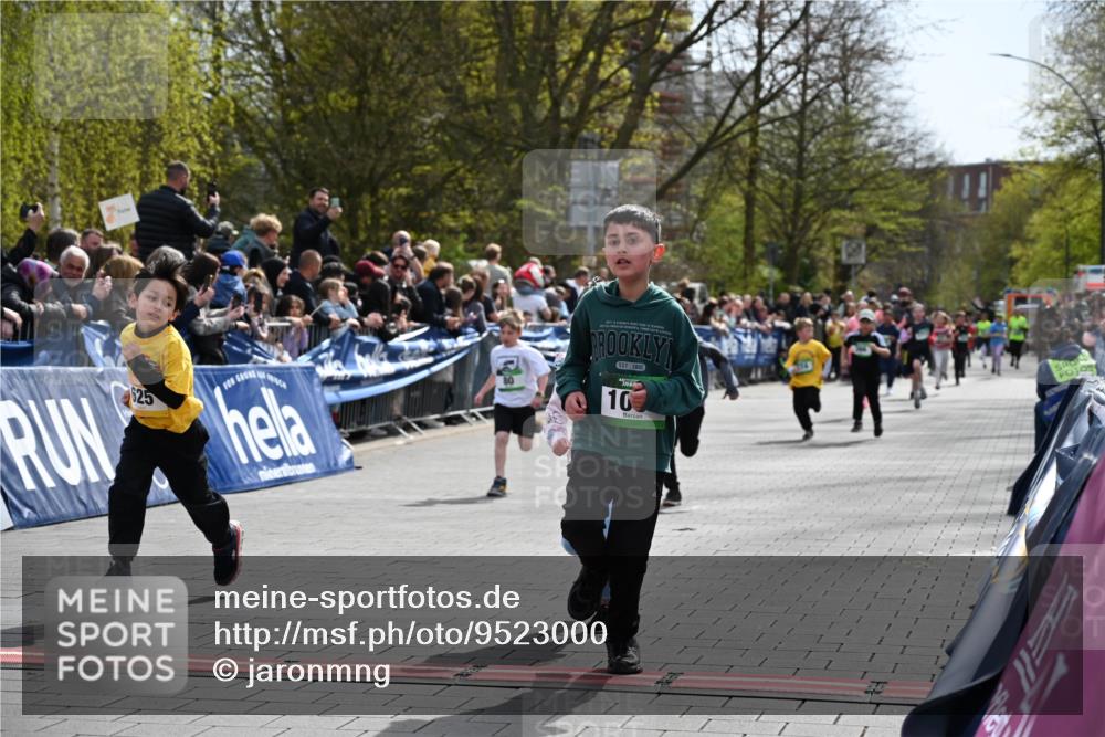 12.04.2026 - 45. Internationalen Wilhelmsburger Insellauf J. Mangold http://msf.ph/oto/9523000 12.04.2026 14:35:20 Ziel 1703, 156, 659, 873, 142, 522, 1009, 419, 80, 366, 574 meine-sportfotos.de