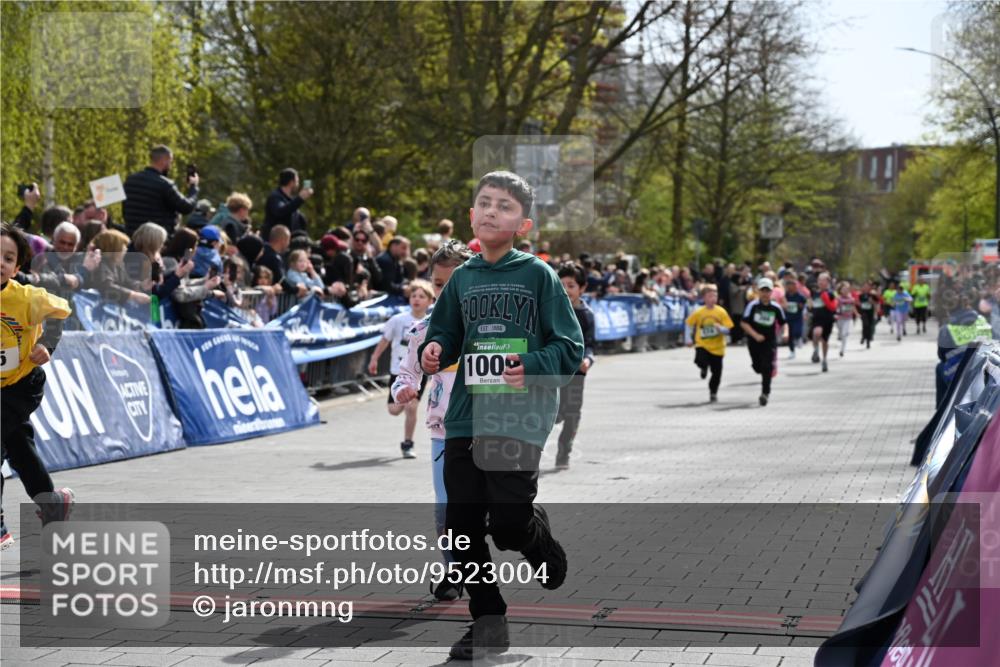 12.04.2026 - 45. Internationalen Wilhelmsburger Insellauf J. Mangold http://msf.ph/oto/9523004 12.04.2026 14:35:21 Ziel 1703, 156, 659, 873, 142, 522, 1009, 419, 80, 366, 574 meine-sportfotos.de