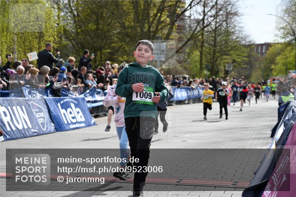 12.04.2026 - 45. Internationalen Wilhelmsburger Insellauf J. Mangold http://msf.ph/oto/9523006 12.04.2026 14:35:21 Ziel 1703, 156, 659, 873, 142, 522, 1009, 419, 80, 366, 574 meine-sportfotos.de