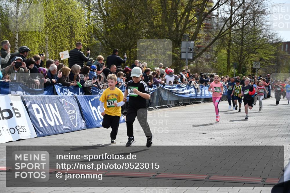12.04.2026 - 45. Internationalen Wilhelmsburger Insellauf J. Mangold http://msf.ph/oto/9523015 12.04.2026 14:35:24 Ziel 1009, 419, 80, 366, 574, 1017, 1717 meine-sportfotos.de