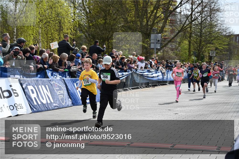 12.04.2026 - 45. Internationalen Wilhelmsburger Insellauf J. Mangold http://msf.ph/oto/9523016 12.04.2026 14:35:24 Ziel 1009, 419, 80, 366, 574, 1017, 1717 meine-sportfotos.de