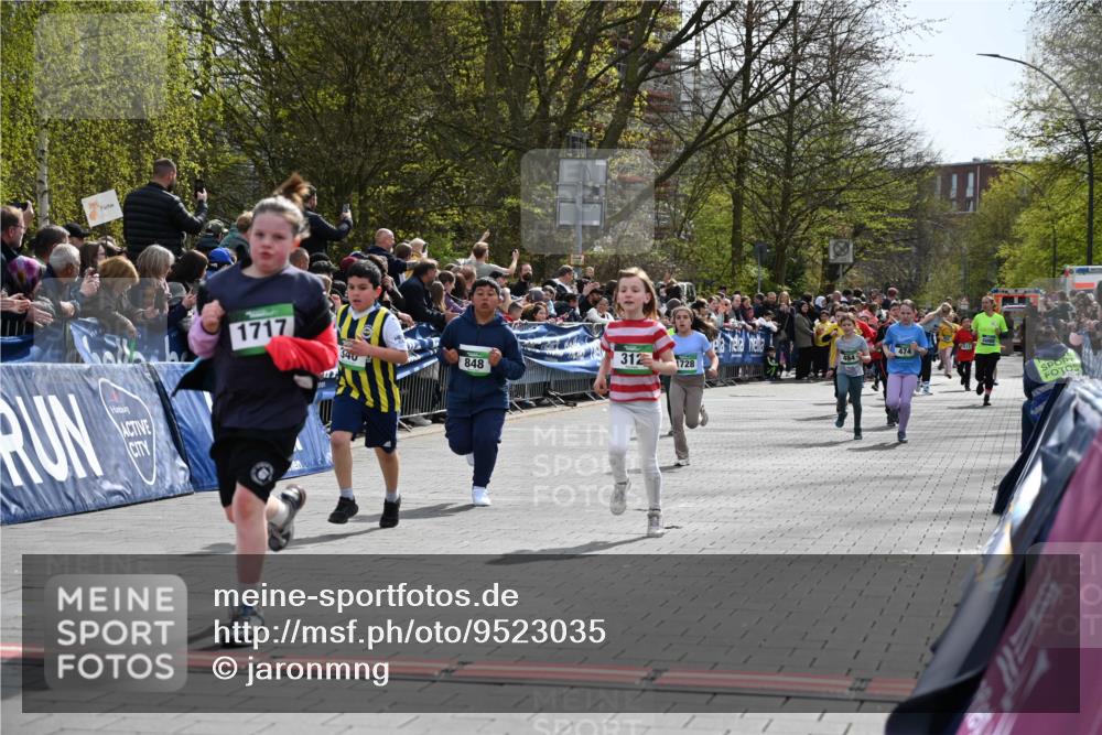 12.04.2026 - 45. Internationalen Wilhelmsburger Insellauf J. Mangold http://msf.ph/oto/9523035 12.04.2026 14:35:28 Ziel 366, 574, 1017, 1717, 312, 340, 848, 1728, 474, 484, 137, 582 meine-sportfotos.de