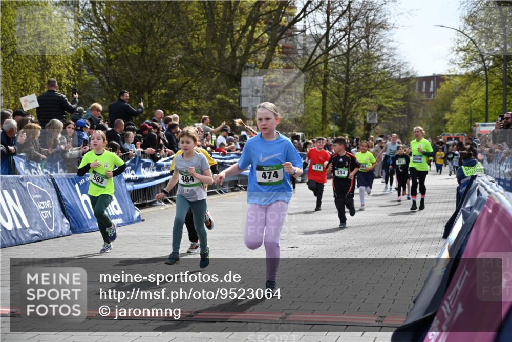 12.04.2026 - 45. Internationalen Wilhelmsburger Insellauf J. Mangold http://msf.ph/oto/9523064 12.04.2026 14:35:31 Ziel 1017, 1717, 312, 340, 848, 1728, 474, 484, 137, 582, 334 meine-sportfotos.de