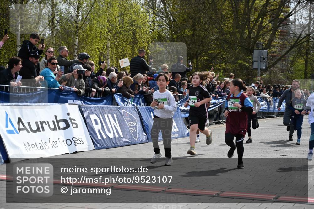 12.04.2026 - 45. Internationalen Wilhelmsburger Insellauf J. Mangold http://msf.ph/oto/9523107 12.04.2026 14:35:41 Ziel 851, 515, 432, 513, 442, 603, 364, 425, 813, 674, 1724, 118, 322, 525 meine-sportfotos.de