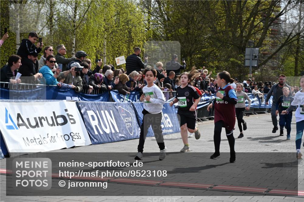 12.04.2026 - 45. Internationalen Wilhelmsburger Insellauf J. Mangold http://msf.ph/oto/9523108 12.04.2026 14:35:41 Ziel 851, 515, 432, 513, 442, 603, 364, 425, 813, 674, 1724, 118, 322, 525 meine-sportfotos.de