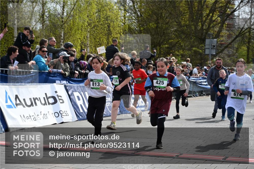 12.04.2026 - 45. Internationalen Wilhelmsburger Insellauf J. Mangold http://msf.ph/oto/9523114 12.04.2026 14:35:41 Ziel 851, 515, 432, 513, 442, 603, 364, 425, 813, 674, 1724, 118, 322, 525 meine-sportfotos.de